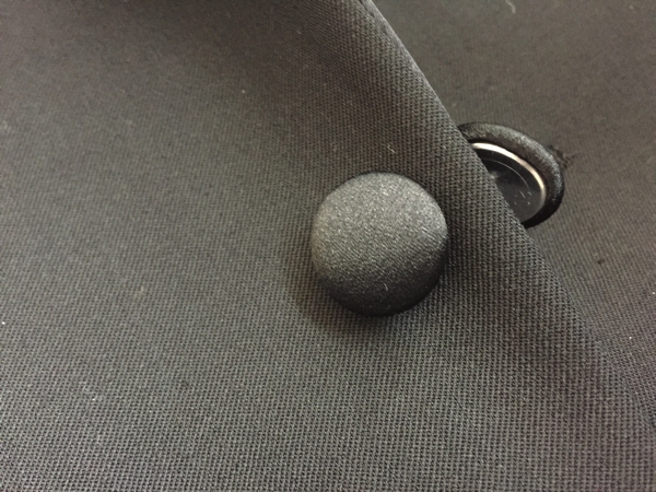 ③ボタンはくるみボタンを使う。このボタンはスーツ（本体）の生地でボタンを"包んだボタン"。（ちなみにオーダーでタキシードを作る場合にはこのボタンは毎回手作りするが、リアルに結構大変・・・）

ボタンの数は少ないほうがよりフォーマルとされているため、タキシードで最も理想なのは一つボタンと考えられている。