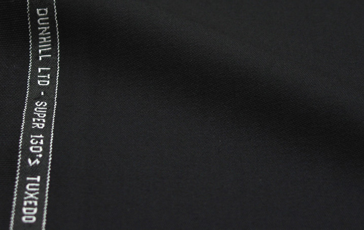 ①基本カラーは黒、白、ネイビーの無地だが、その他の色を使用するのもファッションタキシードとして最近は認知されている。

黒でいえば、生地は通常のスーツよりも濃い黒を使う。タキシードクロスと呼ばれる専用生地もある。